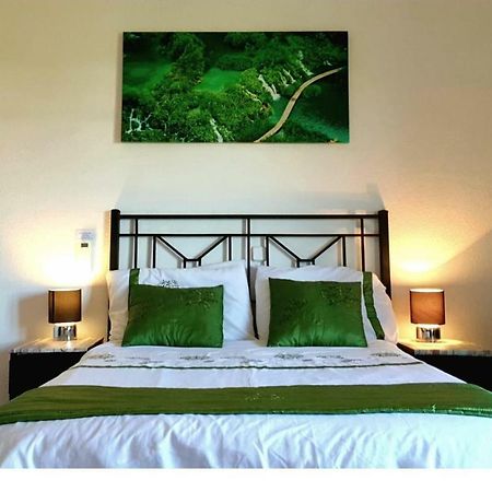 Mansion Alhamar - 2 Bedroom, Frontline Beach, Mountain Views, Full Size Pool, Tennis Courts, Close To Shops, On-Site Bar & Chiringuito Sitio de Calahonda Esterno foto