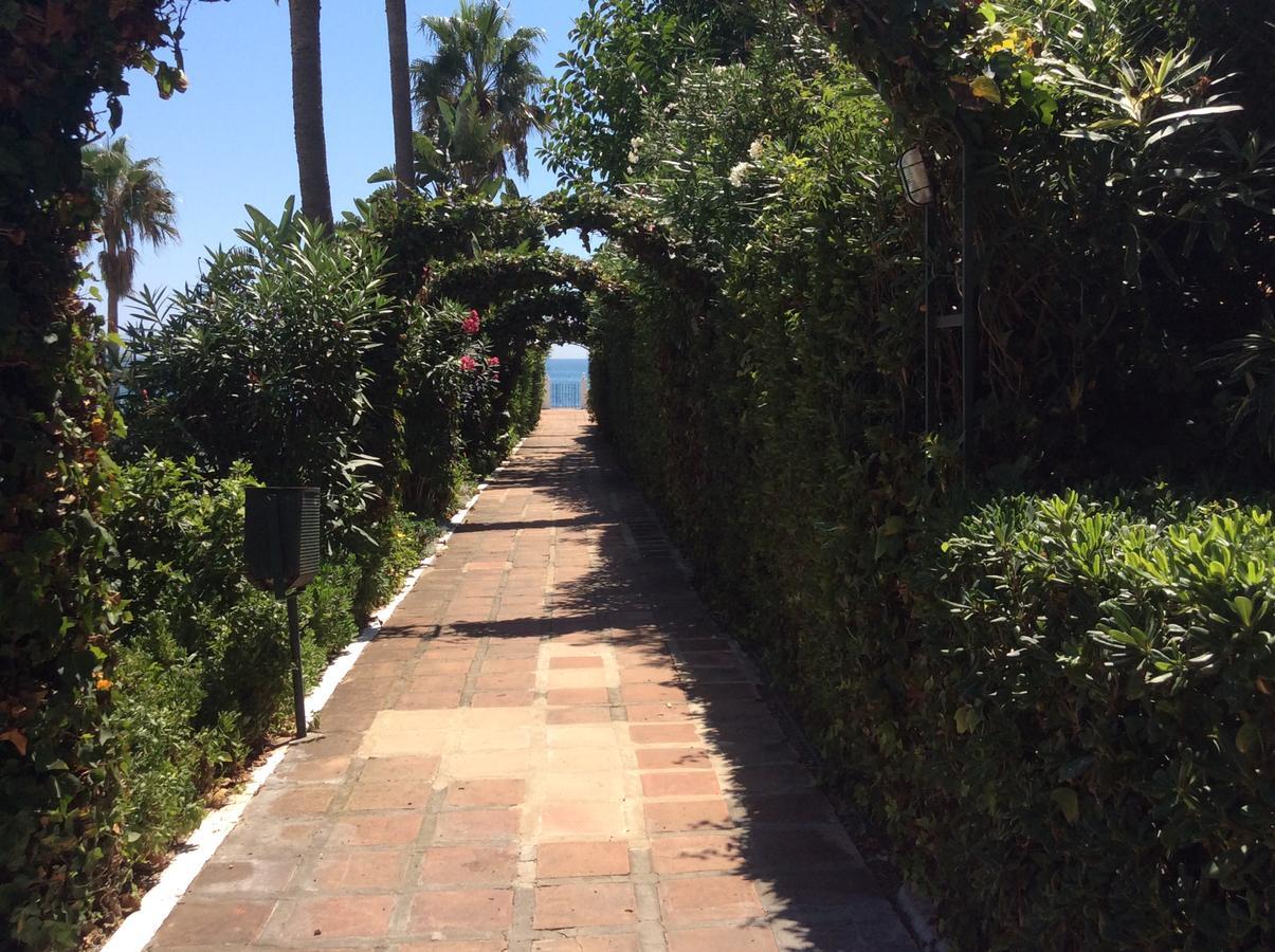 Mansion Alhamar - 2 Bedroom, Frontline Beach, Mountain Views, Full Size Pool, Tennis Courts, Close To Shops, On-Site Bar & Chiringuito Sitio de Calahonda Esterno foto
